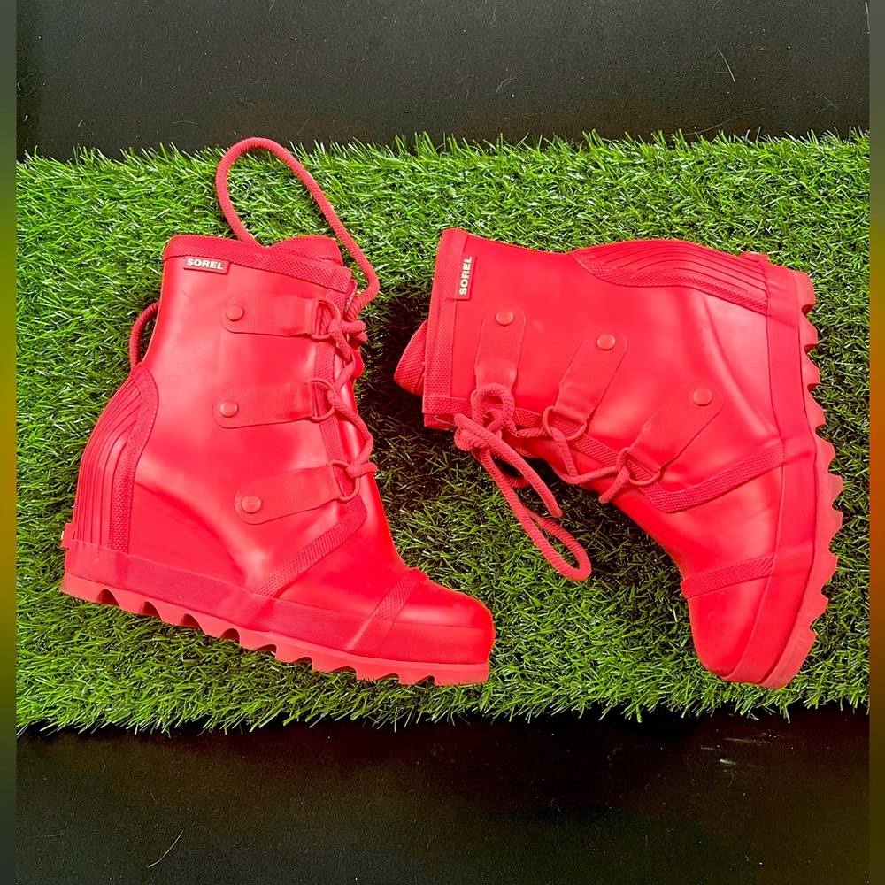 Sorel hidden lift rubber boots for a more fashionable mud season!!